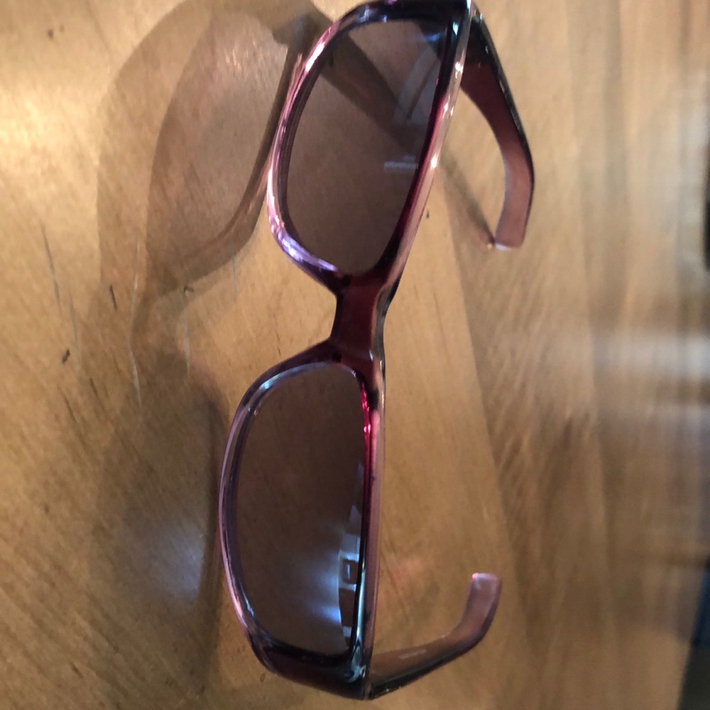 Gucci vintage/retro sun glasses. No scratches but no case.